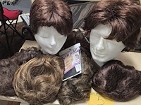 Lot 5 - pruiken & isomo hoofden - afbeelding 1 van  3