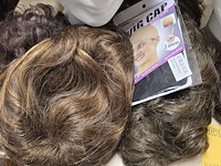 Lot 5 - pruiken & isomo hoofden - afbeelding 2 van  3