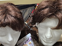 Lot 5 - pruiken & isomo hoofden - afbeelding 3 van  3