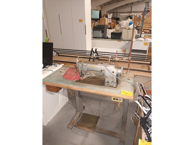 Lot 5 - tafel met naaimachine - afbeelding 1 van  4