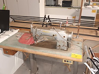 Lot 5 - tafel met naaimachine - afbeelding 1 van  4