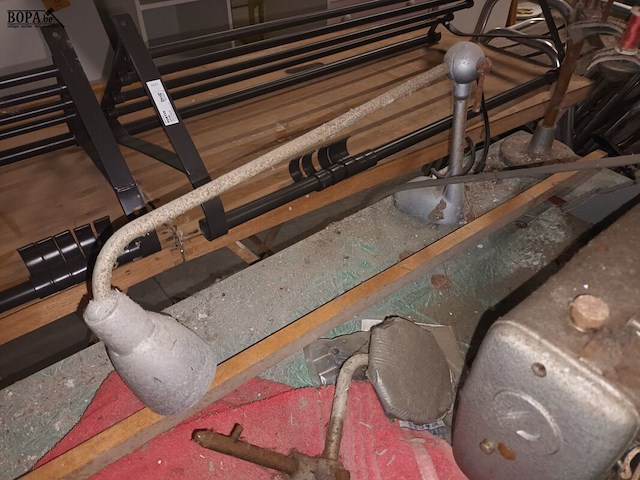 Lot 5 - tafel met naaimachine - afbeelding 3 van  4