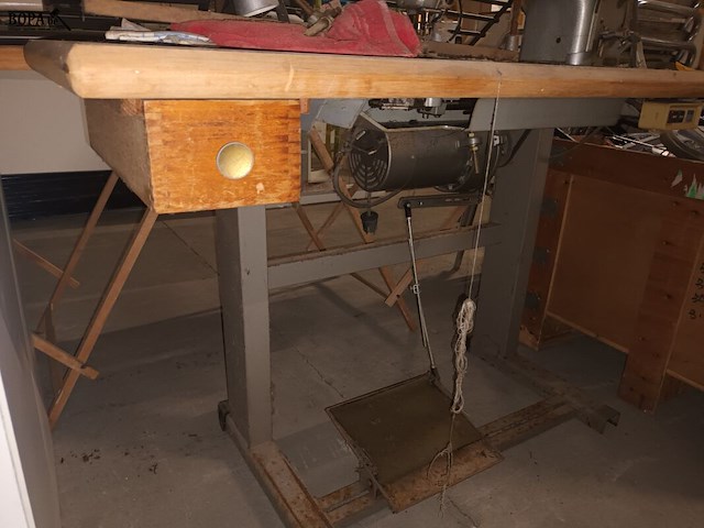 Lot 5 - tafel met naaimachine - afbeelding 4 van  4