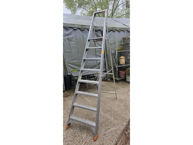 Lot 5 - trapladder 8 treden - afbeelding 1 van  4