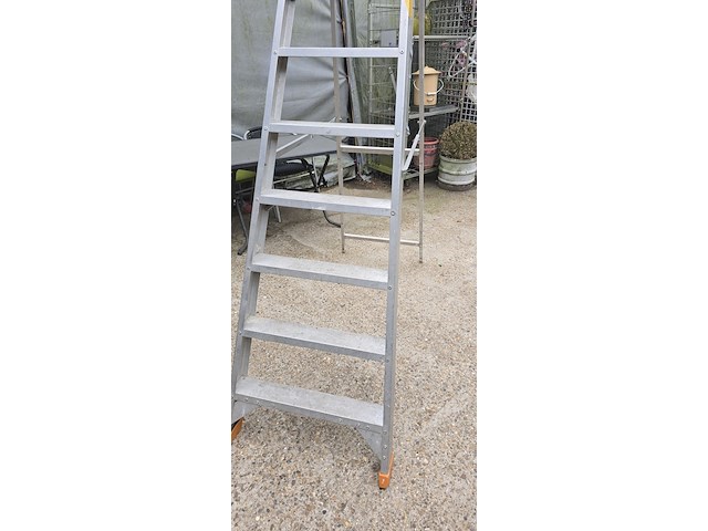Lot 5 - trapladder 8 treden - afbeelding 3 van  4