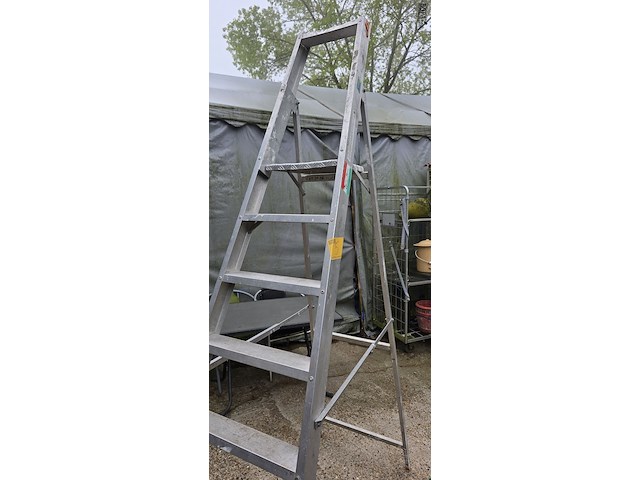 Lot 5 - trapladder 8 treden - afbeelding 4 van  4
