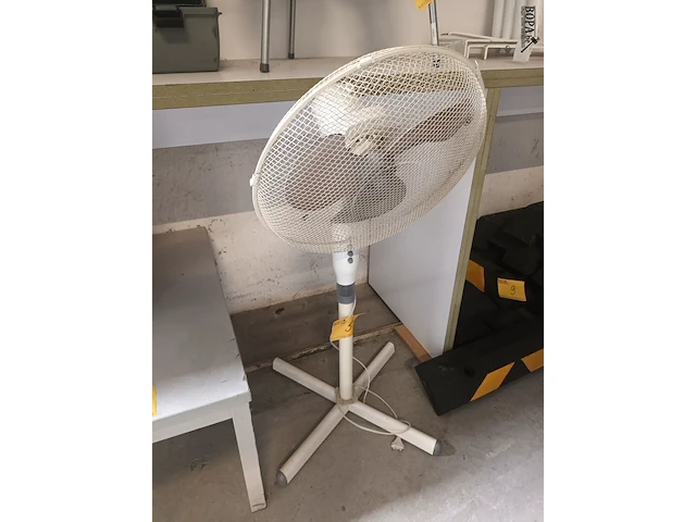 Lot 5 - ventilator op statief - afbeelding 1 van  3