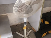 Lot 5 - ventilator op statief - afbeelding 1 van  3
