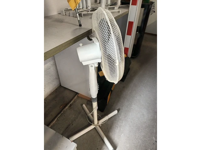 Lot 5 - ventilator op statief - afbeelding 2 van  3