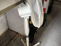 Lot 5 - ventilator op statief - afbeelding 2 van  3