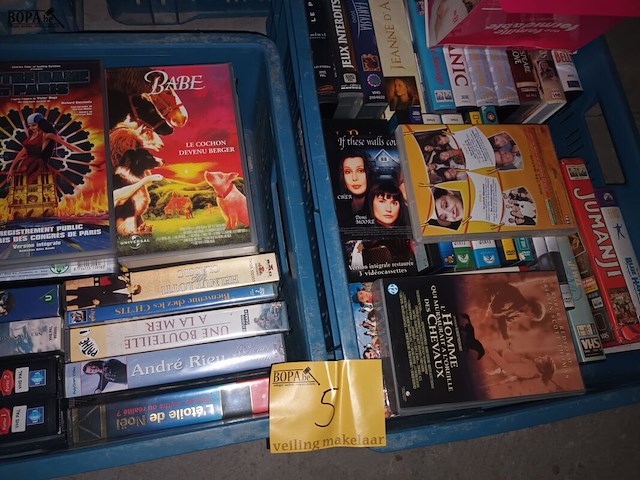 Lot 5 - videocassettes en dvd’s. 2 bakken - afbeelding 1 van  5