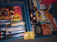Lot 5 - videocassettes en dvd’s. 2 bakken - afbeelding 1 van  5