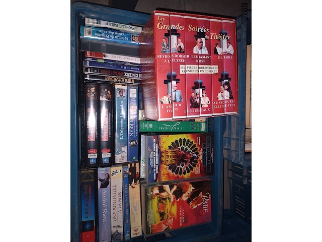 Lot 5 - videocassettes en dvd’s. 2 bakken - afbeelding 2 van  5