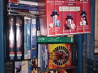 Lot 5 - videocassettes en dvd’s. 2 bakken - afbeelding 2 van  5