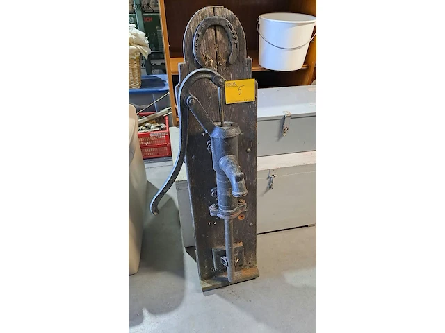Lot 5 - vintage gietijzeren handwaterpomp op houten achterwand met h - afbeelding 1 van  3
