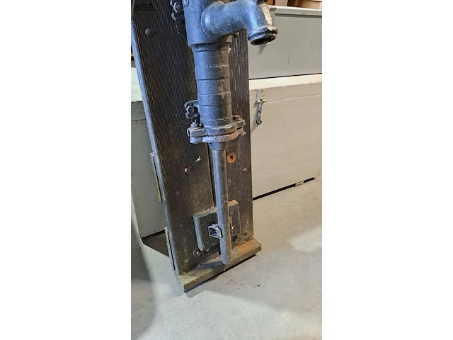 Lot 5 - vintage gietijzeren handwaterpomp op houten achterwand met h - afbeelding 3 van  3