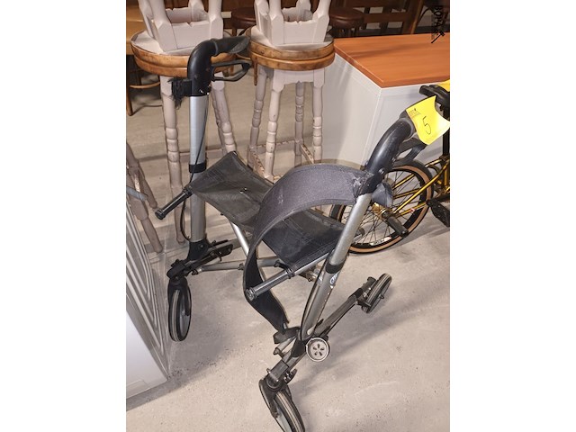 Lot 5 - vouwbare rollator vermeiren - afbeelding 2 van  4