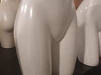 Lot 5 - witte torso vrouw - afbeelding 3 van  3