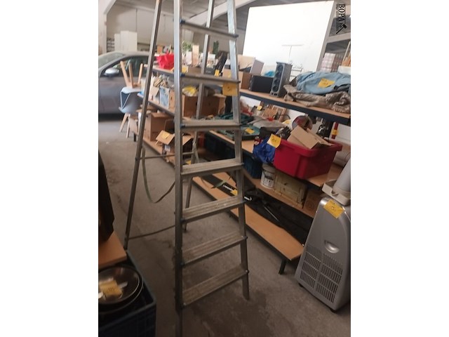 Lot 50 - aluminium trapladder - afbeelding 1 van  2