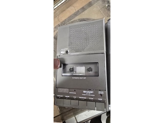 Lot 50 - cassettespeler sharp in etui - afbeelding 1 van  4