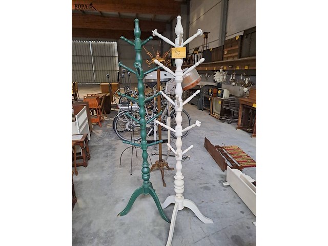 Lot 50 - duo witte en groene houten kapstok - afbeelding 1 van  1