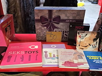 Lot 50 - erotisch lot, boeken, dvd's... - afbeelding 1 van  7