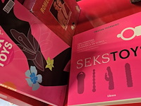 Lot 50 - erotisch lot, boeken, dvd's... - afbeelding 2 van  7