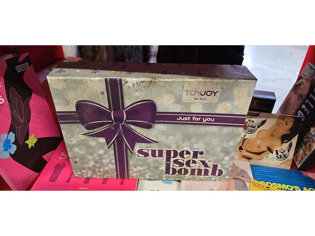 Lot 50 - erotisch lot, boeken, dvd's... - afbeelding 6 van  7