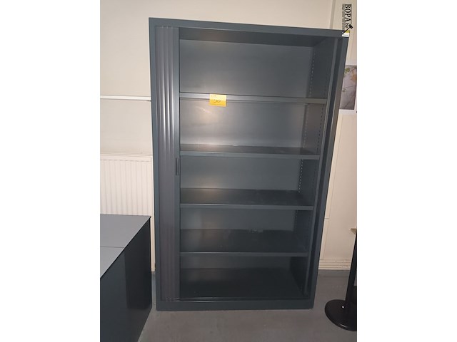 Lot 50 - hoge roldeurkast - afbeelding 1 van  2