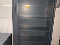 Lot 50 - hoge roldeurkast - afbeelding 1 van  2