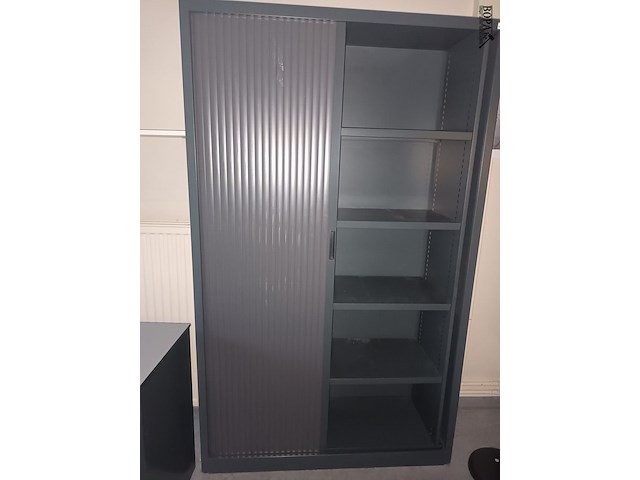 Lot 50 - hoge roldeurkast - afbeelding 2 van  2