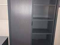 Lot 50 - hoge roldeurkast - afbeelding 2 van  2