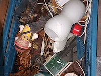 Lot 50 - huisraad en decoratie. 6 bakken - afbeelding 3 van  8