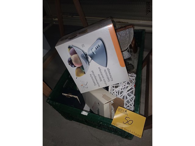 Lot 50 - huisraad en decoratie. 6 bakken - afbeelding 4 van  8