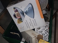 Lot 50 - huisraad en decoratie. 6 bakken - afbeelding 4 van  8