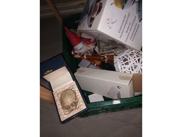 Lot 50 - huisraad en decoratie. 6 bakken - afbeelding 5 van  8