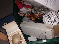 Lot 50 - huisraad en decoratie. 6 bakken - afbeelding 5 van  8