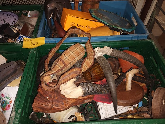 Lot 50 - huisraad en decoratie. 6 bakken - afbeelding 6 van  8