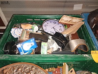 Lot 50 - huisraad en decoratie. 6 bakken - afbeelding 8 van  8