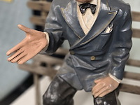 Lot 50 - laurel zittend op bank - afbeelding 2 van  3