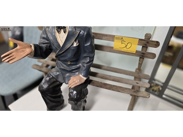 Lot 50 - laurel zittend op bank - afbeelding 3 van  3