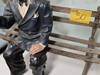 Lot 50 - laurel zittend op bank - afbeelding 3 van  3