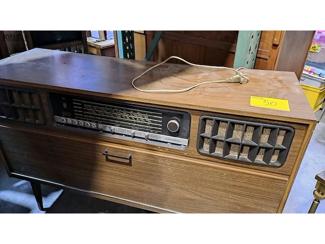 Lot 50 - muziekmeubel vintage grundig radiomodel '60 ingebouwde plate - afbeelding 1 van  8