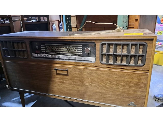 Lot 50 - muziekmeubel vintage grundig radiomodel '60 ingebouwde plate - afbeelding 2 van  8