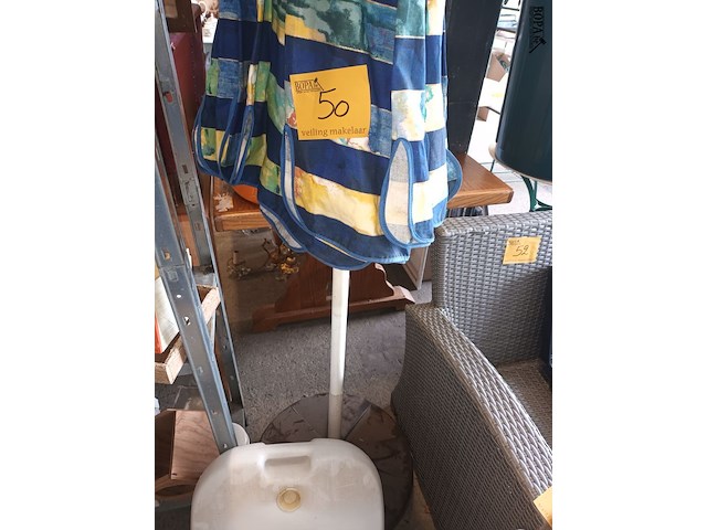 Lot 50 - parasol en parasol voet. 3 stuks - afbeelding 1 van  3