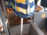 Lot 50 - parasol en parasol voet. 3 stuks - afbeelding 1 van  3