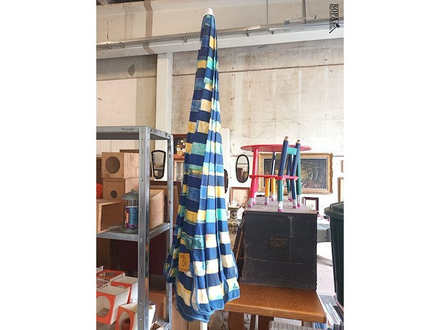 Lot 50 - parasol en parasol voet. 3 stuks - afbeelding 3 van  3