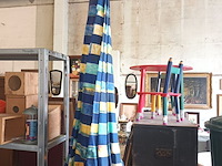 Lot 50 - parasol en parasol voet. 3 stuks - afbeelding 3 van  3