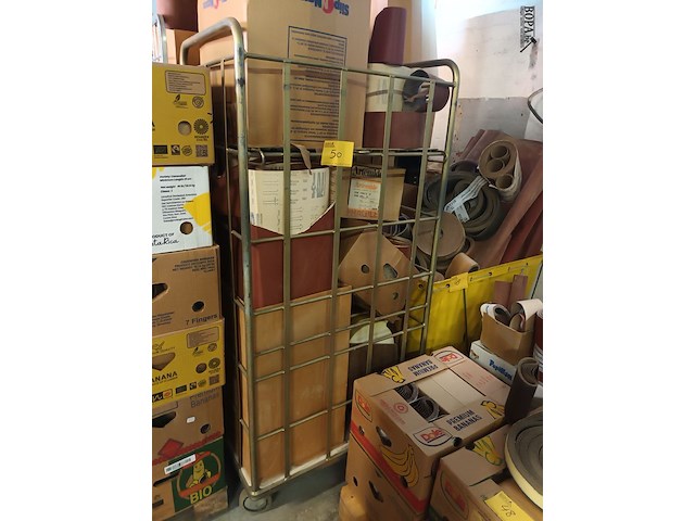 Lot 50 - rolcontainer met inhoud - afbeelding 1 van  4