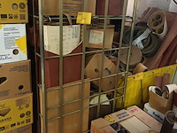 Lot 50 - rolcontainer met inhoud - afbeelding 1 van  4